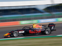 Feature Race: Lawson holds off Piastri to win at Silverstone